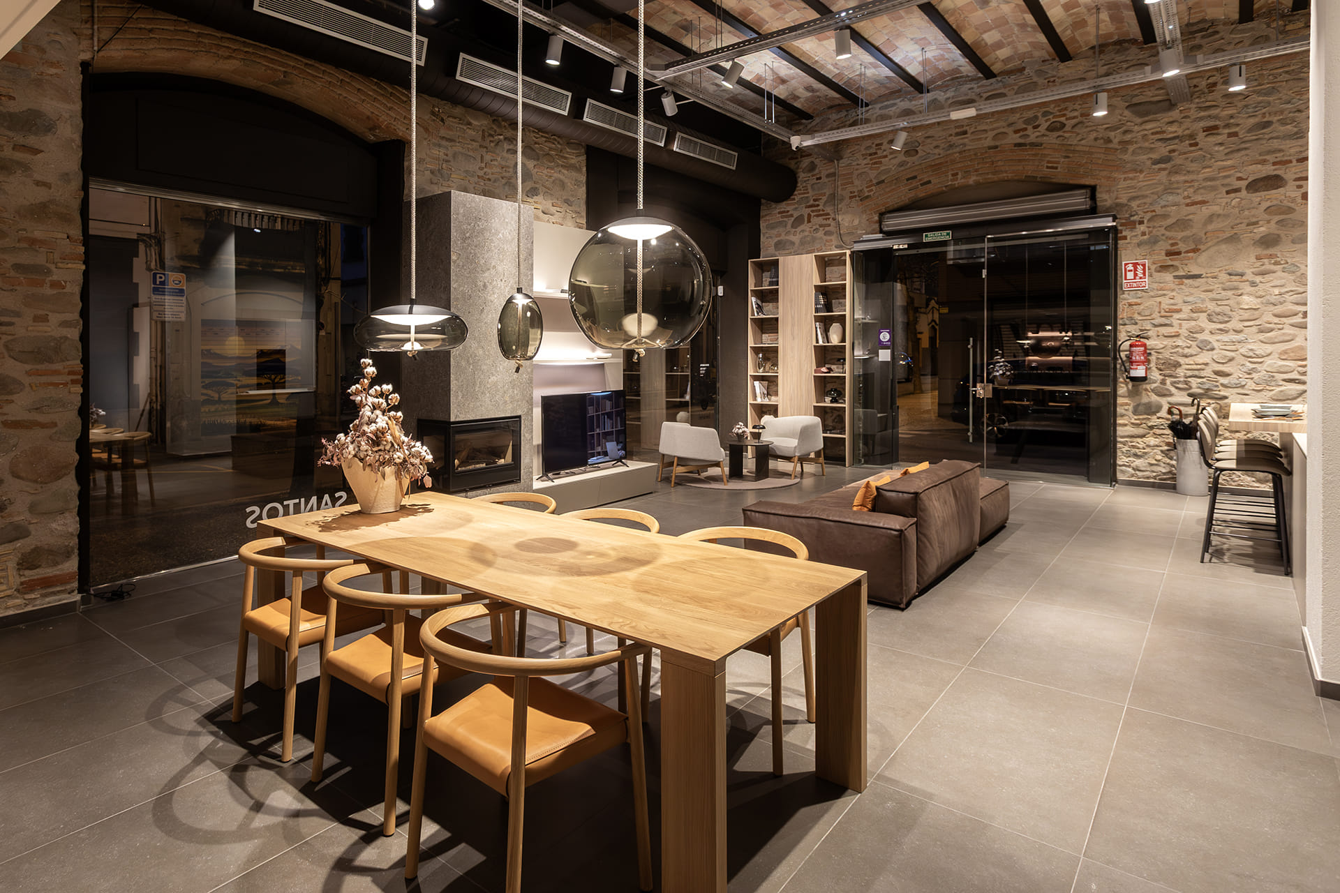 Diner and living zone at the Santos kitchen showroom in Girona.