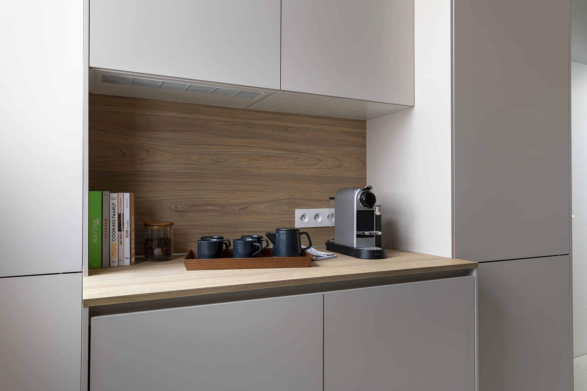 Detail van de office-zone met een koffiemachine in een Santos keuken in Cashmere.