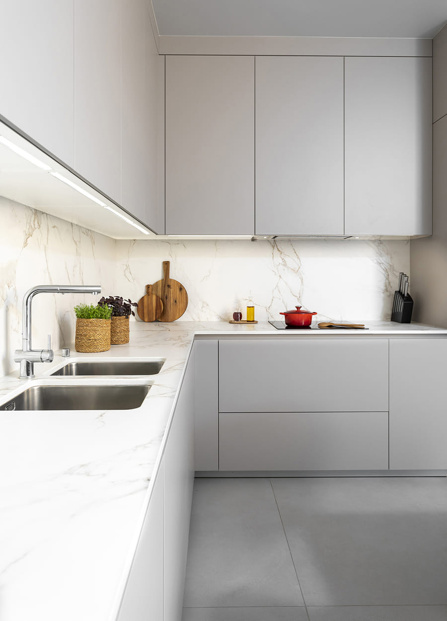 Werkblad en fronten van het meubel in een keuken in de kleur Cashmere van Santos.