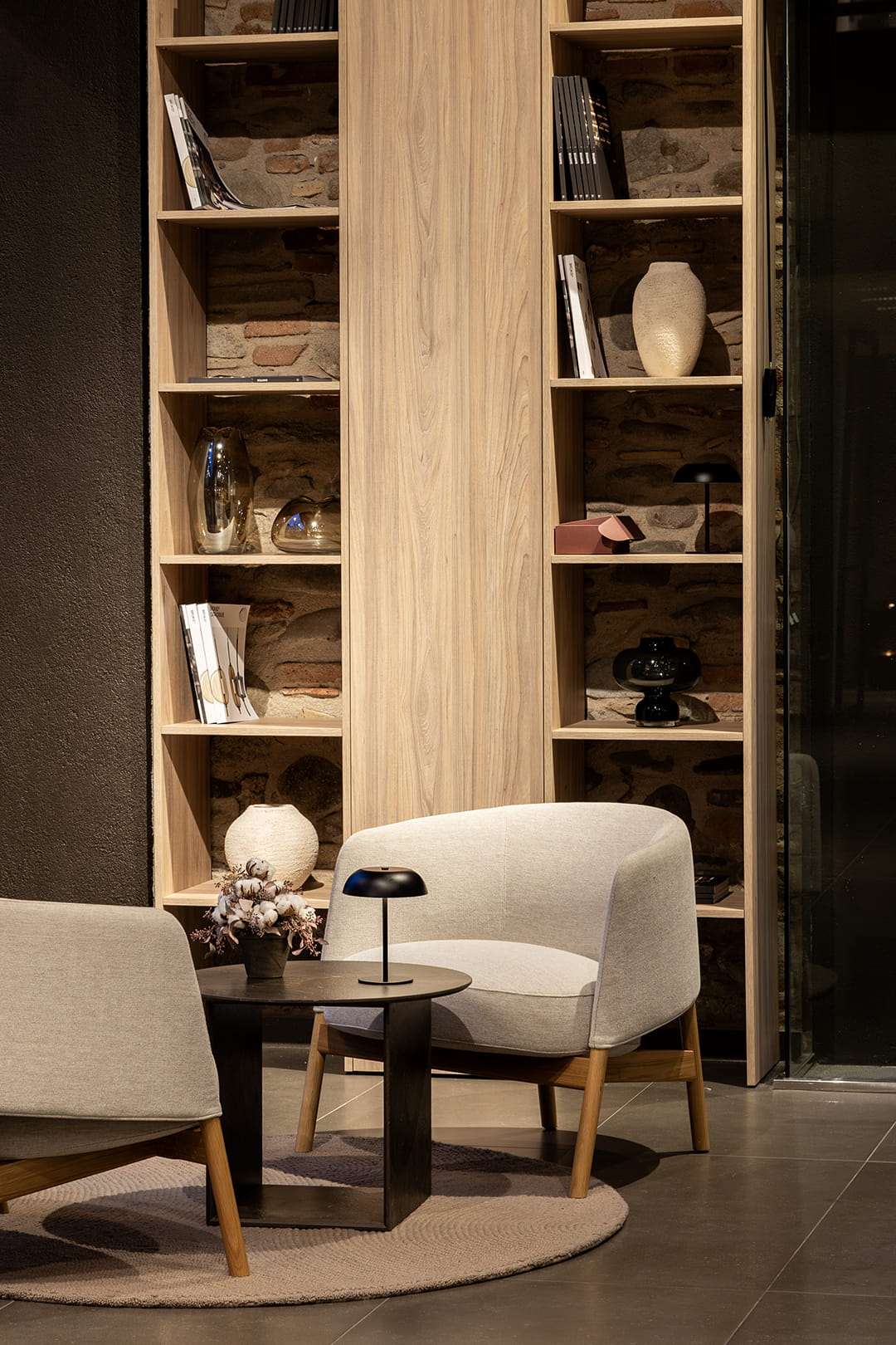 A wall-mounted Santos ELEA model bookcase at the Santos Kitchens showroom in Girona.
