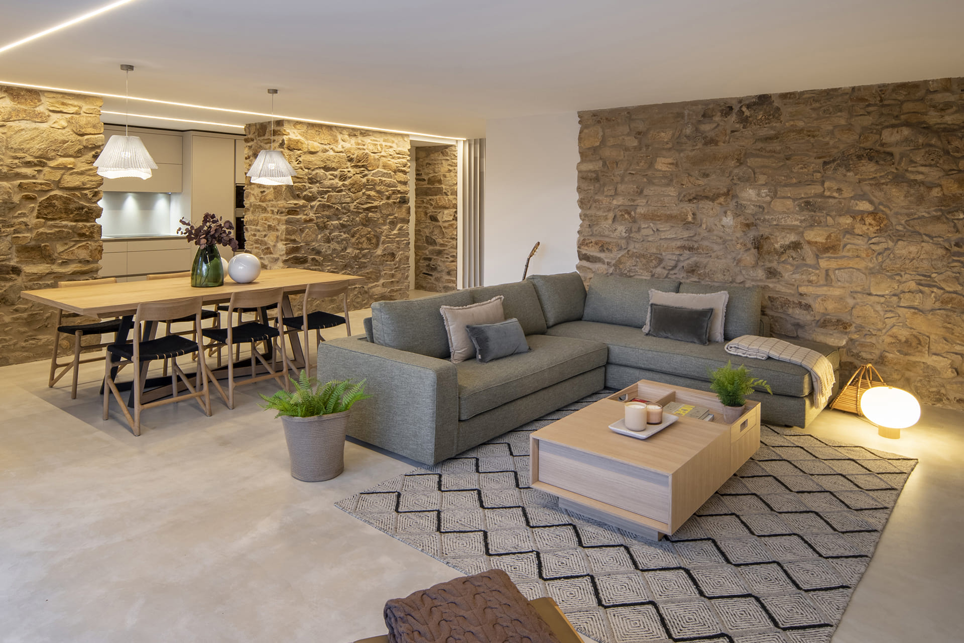 Woon- en eetkamer in een woning met een Santos keuken in Cashmere.