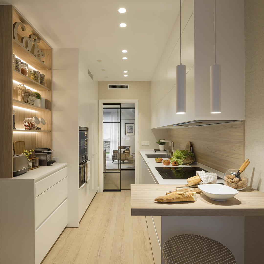 Cocina alargada con office de Santos diseñada por Módulo Arquitectura Interior.
