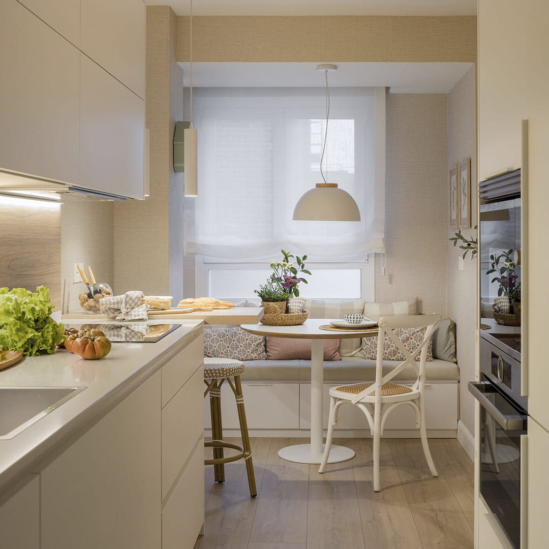 Cocina blanca de Santos con office diseñada por el estudio Módulo Arquitectura Interior.