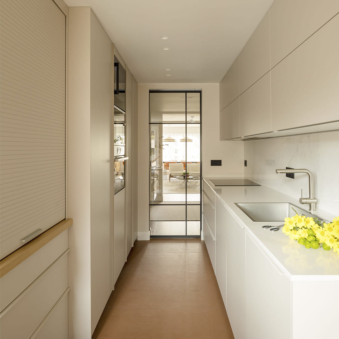 Cocina estrecha con office diseñada por Módulo Arquitectura Interior.