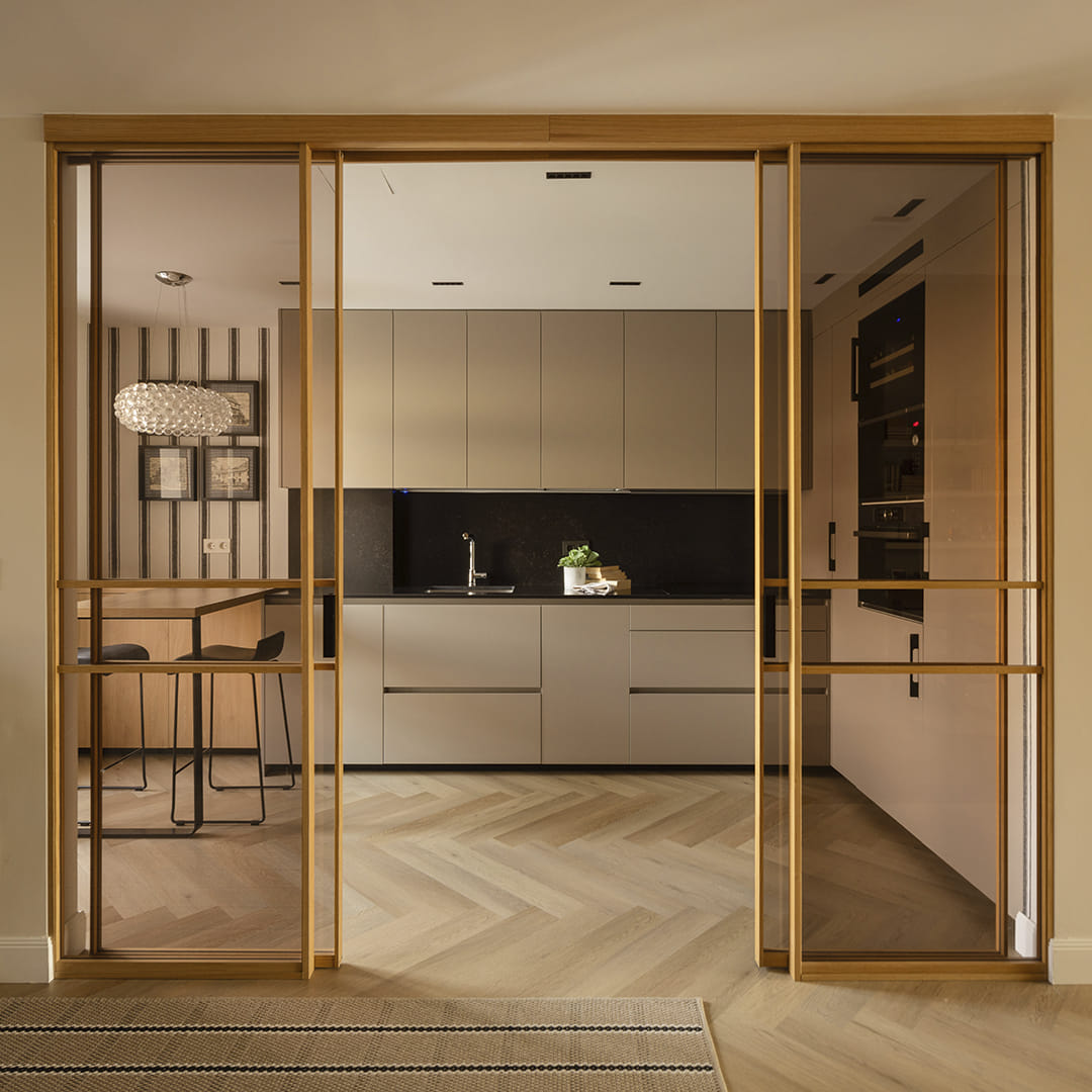 Cocina gris con office y cerramiento de cristal diseñada por Módulo Arquitectura Interior.