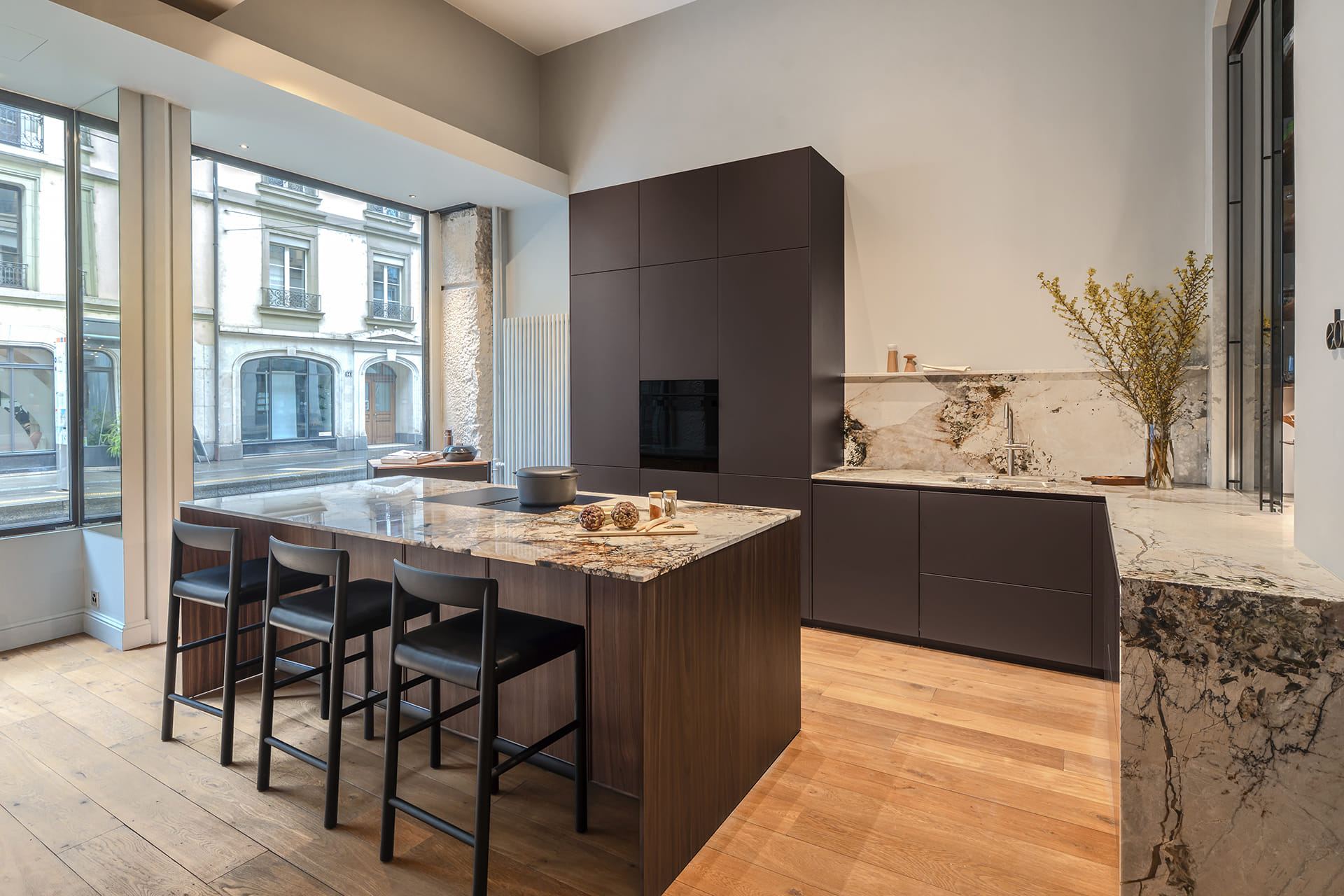 Kitchen with island in Dark Brown Silk Matt and American Walnut at the Santos Kitchens showroom in Switzerland.