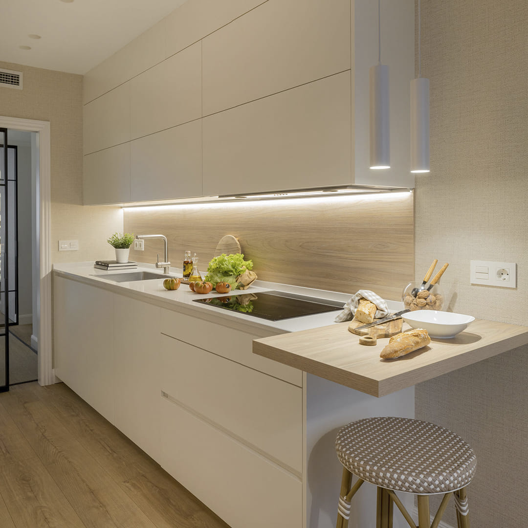 Cocina con office en color blanco con distribución en paralelo diseñada por el estudio Módulo Arquitectura Interior.