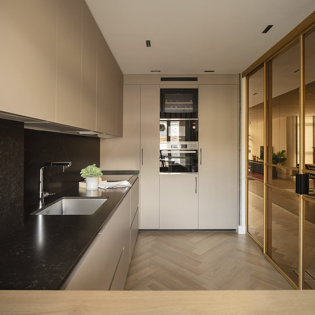 Cocina con office en L y cerramiento de cristal diseñada por Módulo Arquitectura Interior.