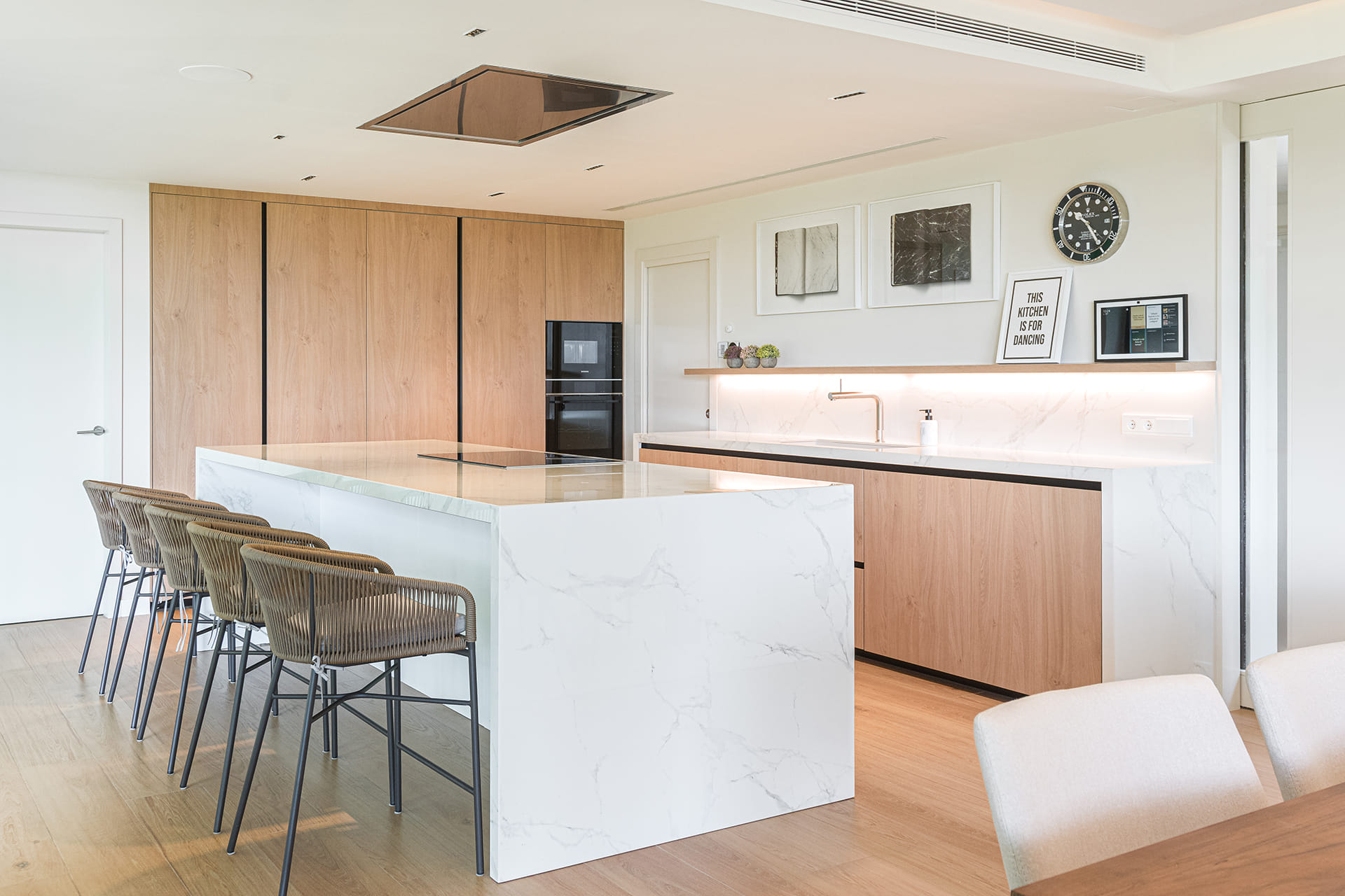Santos kitchen with island and front in parallel open to the outdoor area.