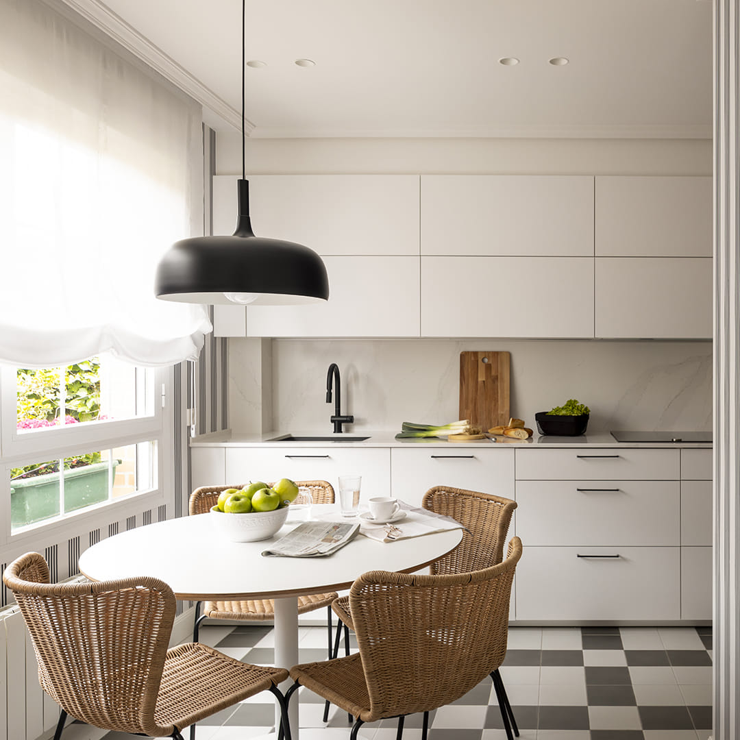Cocina Santos con office en color blanco diseñada por el estudio Módulo Arquitectura Interior.