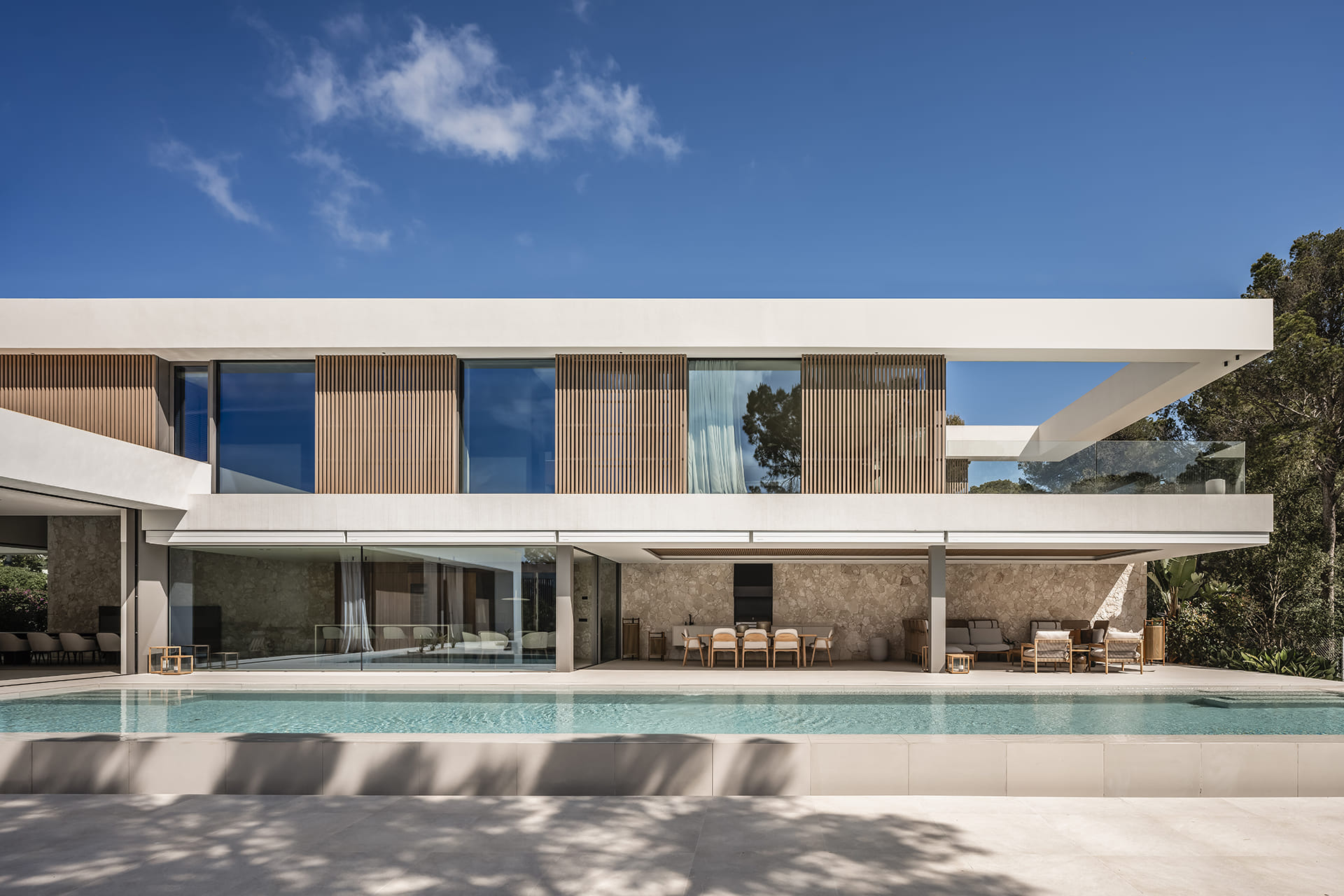 Façade and pool of a renovated home with a kitchen by Santos.