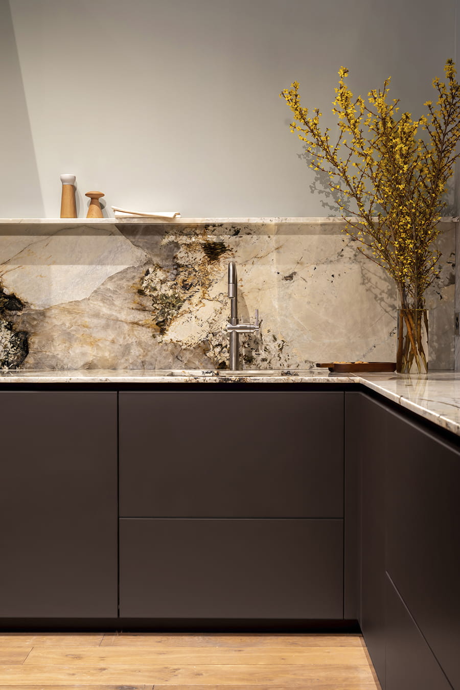Washing-up area and Dark Brown Silk Matt drawers at the Santos showroom in Switzerland.