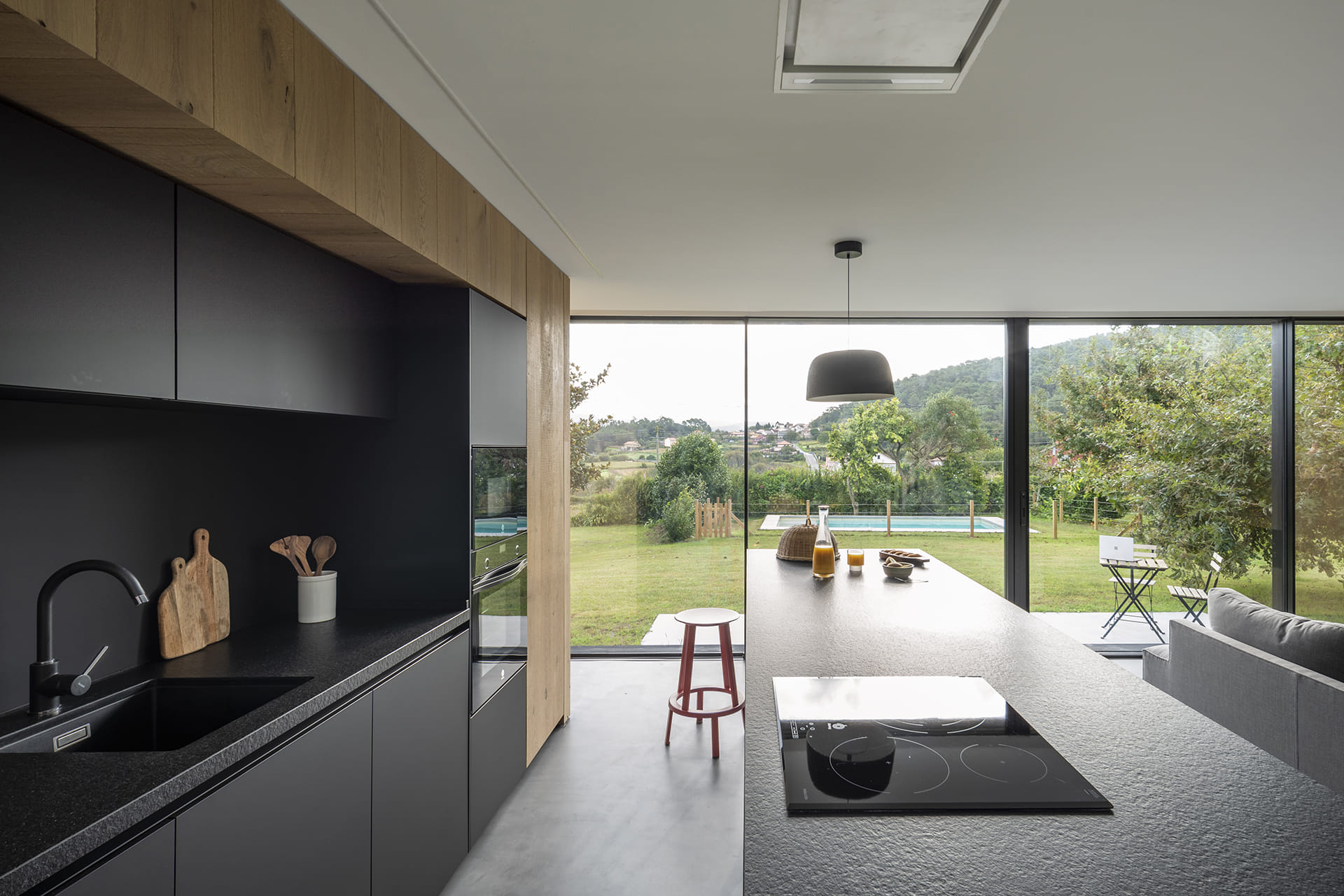 Kitchen island and front in black in a modern Santos kitchen.