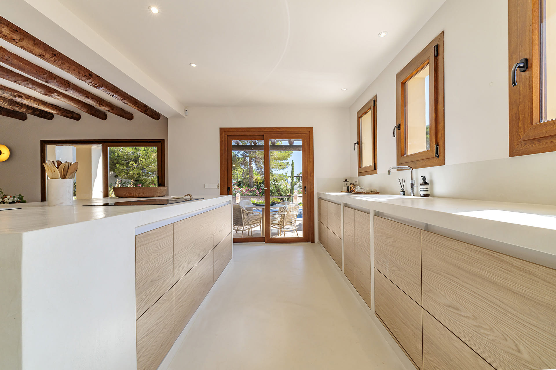 Kitchen island and front in parallel in a Santos kitchen open to the outside.