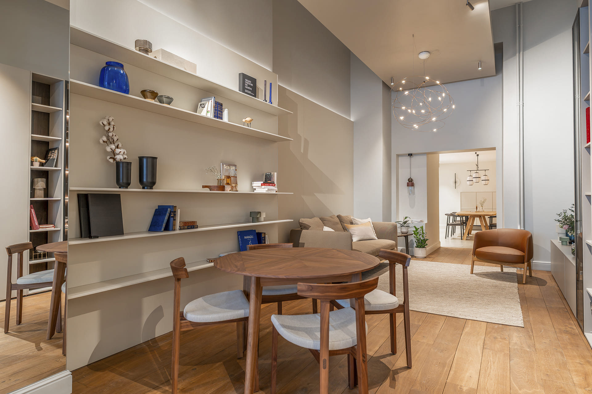 Set of living furniture at the eba Genève showroom.