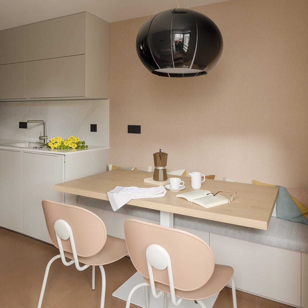 Zona de office en una cocina Blanco Perla Seda de Santos diseñada por el estudio Módulo Arquitectura Interior.