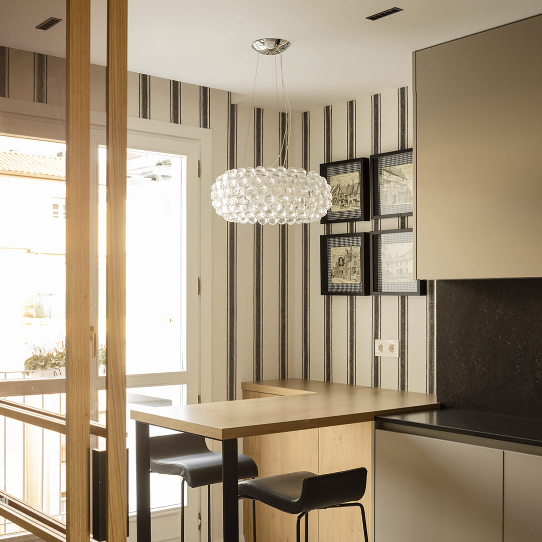 Zona de office en una cocina gris Santos diseñada por Módulo Arquitectura Interior.