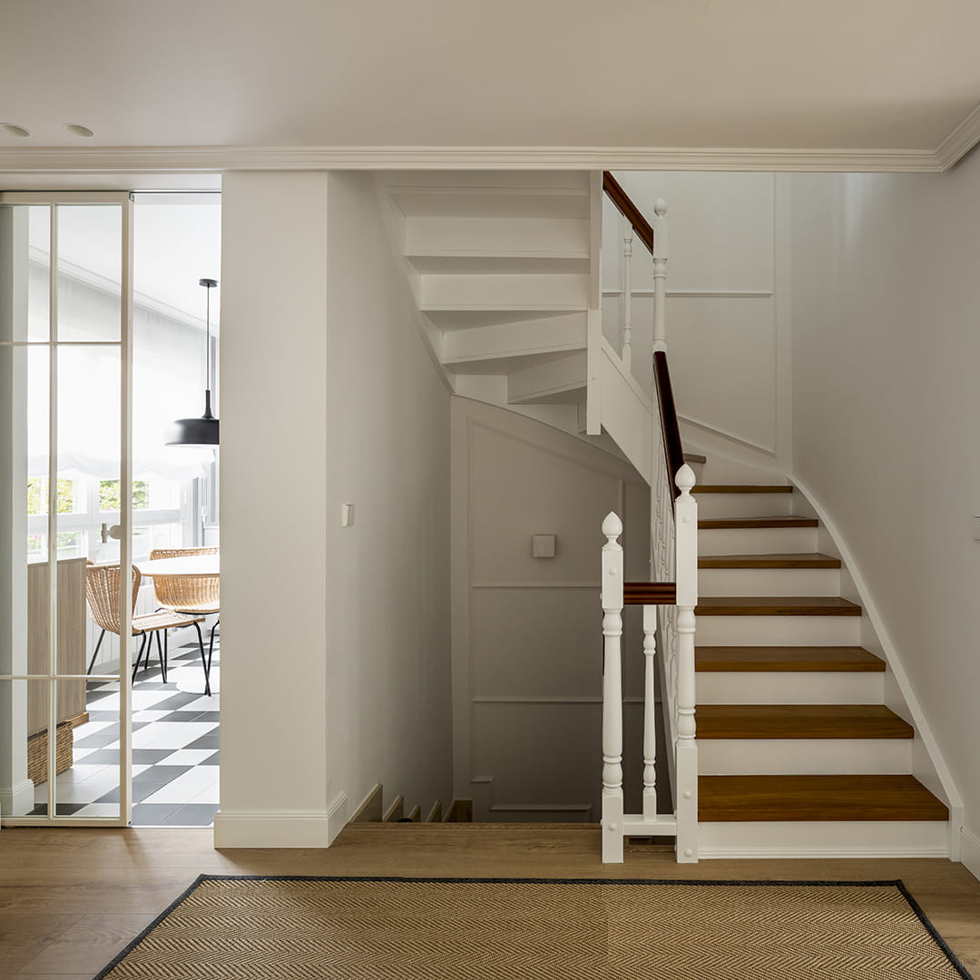 Vestíbulo en una vivienda con una cocina con office de Santos diseñada por Módulo Arquitectura Interior.