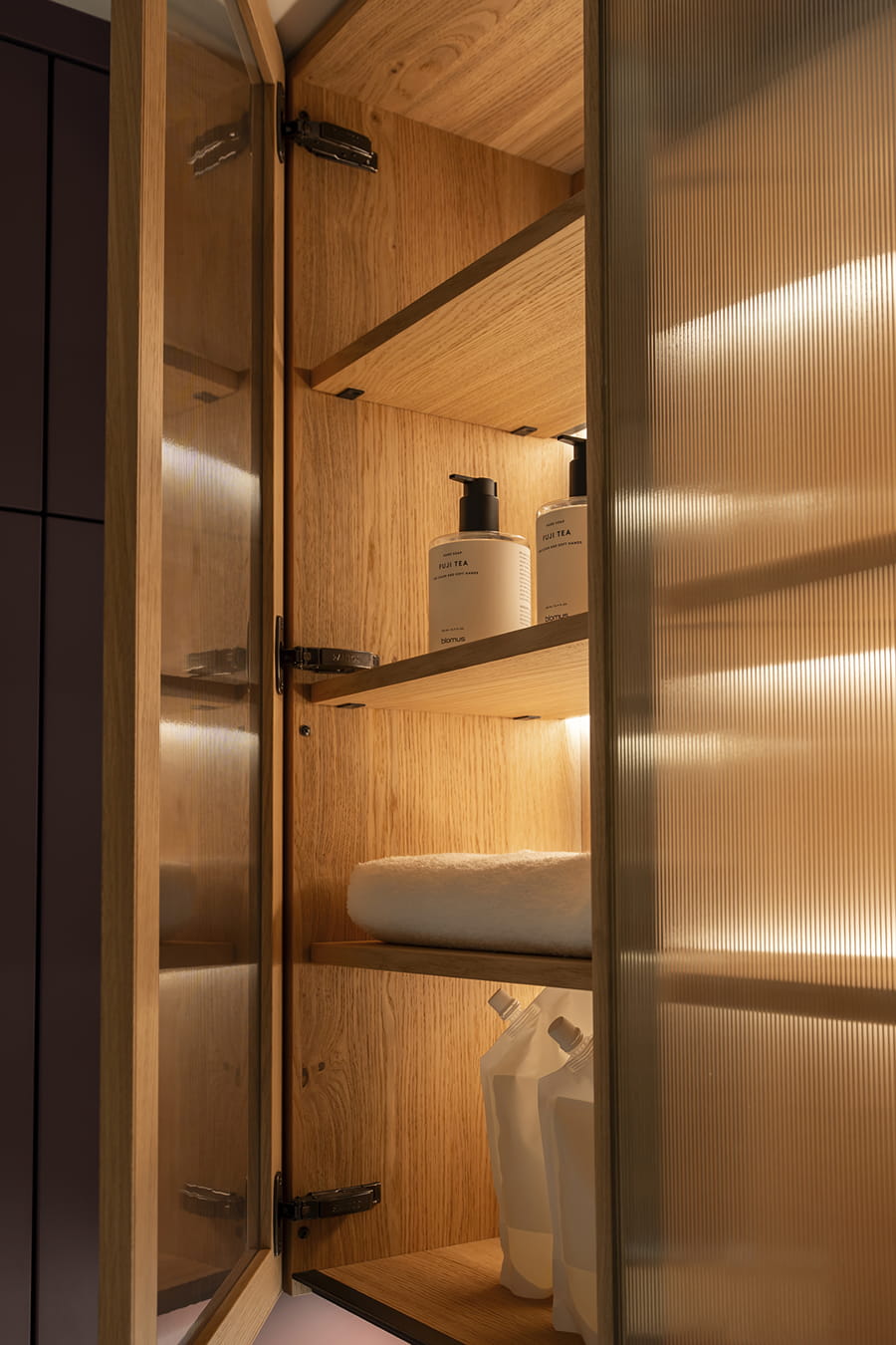 Cuadro Natura glass door unit with ribbed glass at the Santos kitchen showroom in Switzerland.