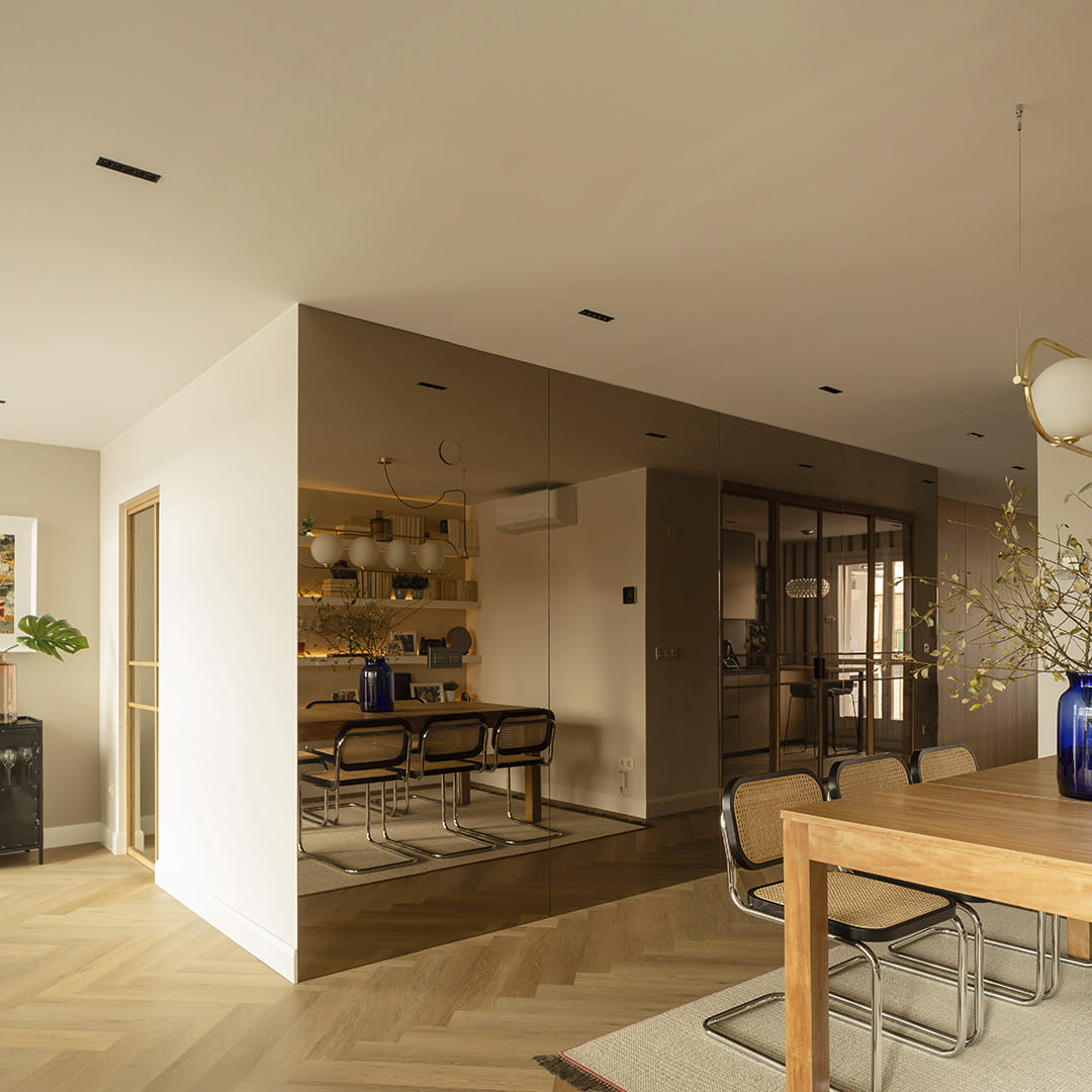 Zona de estar en una vivienda con una cocina gris con office de Santos.