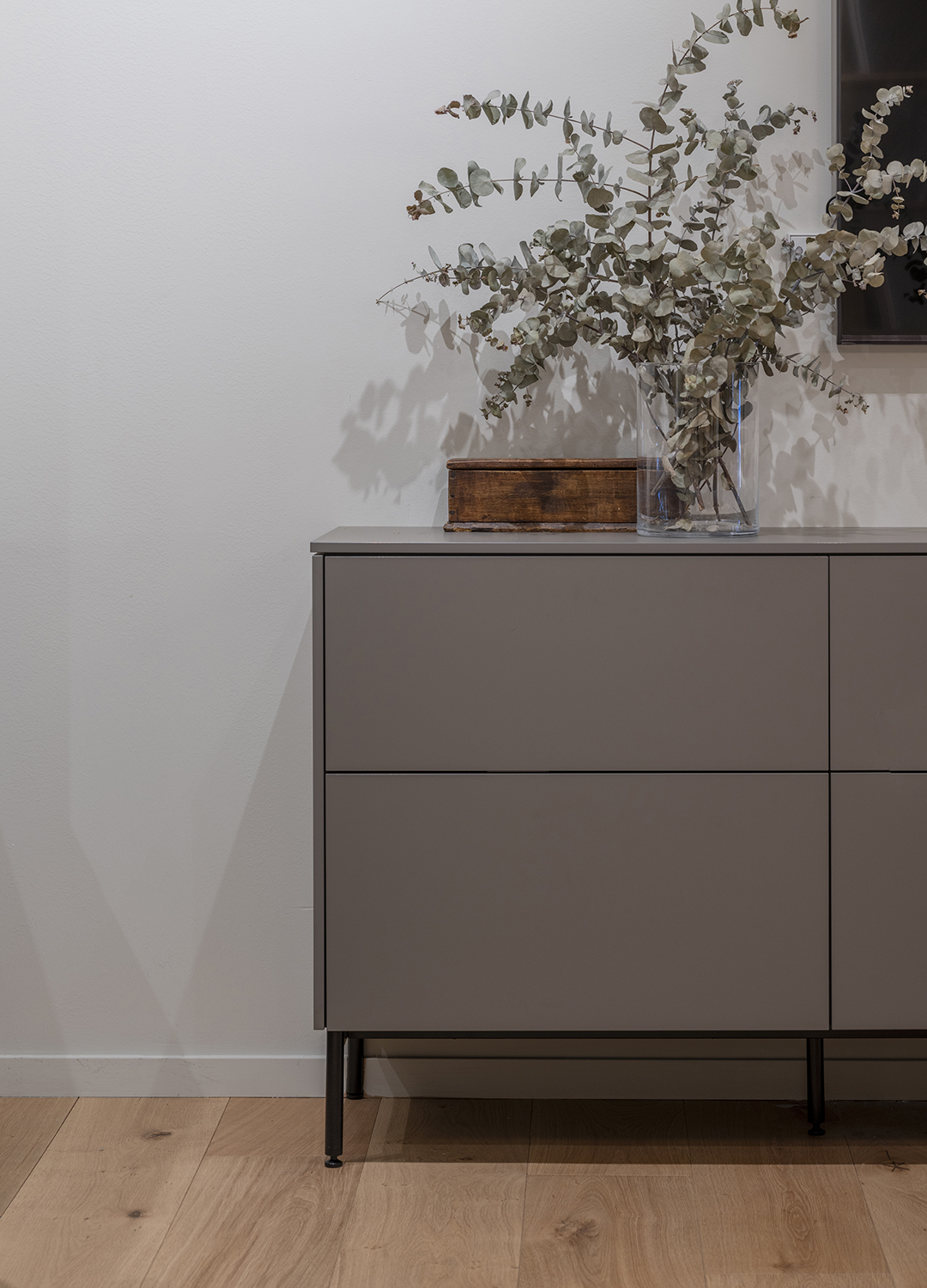Aparador gris de la línea Living de Santos en el nuevo showroom de Santos en Zaragoza.