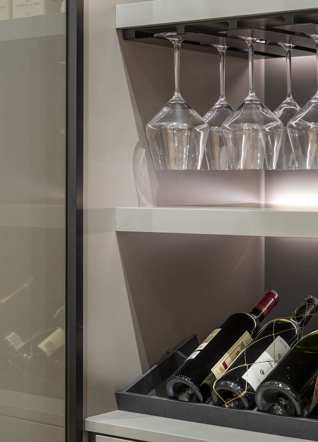 Botellero y copas de vino en una cocina de la tienda de Santos en Zaragoza.
