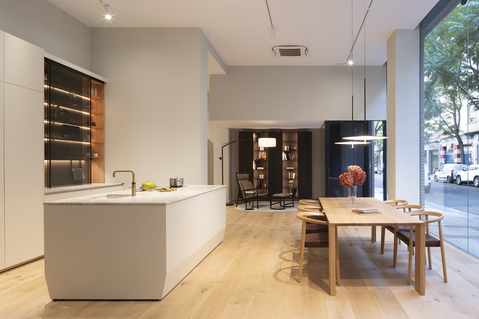 Cocina beige con isla abierta al comedor en el showroom de cocinas Santos en Zaragoza.