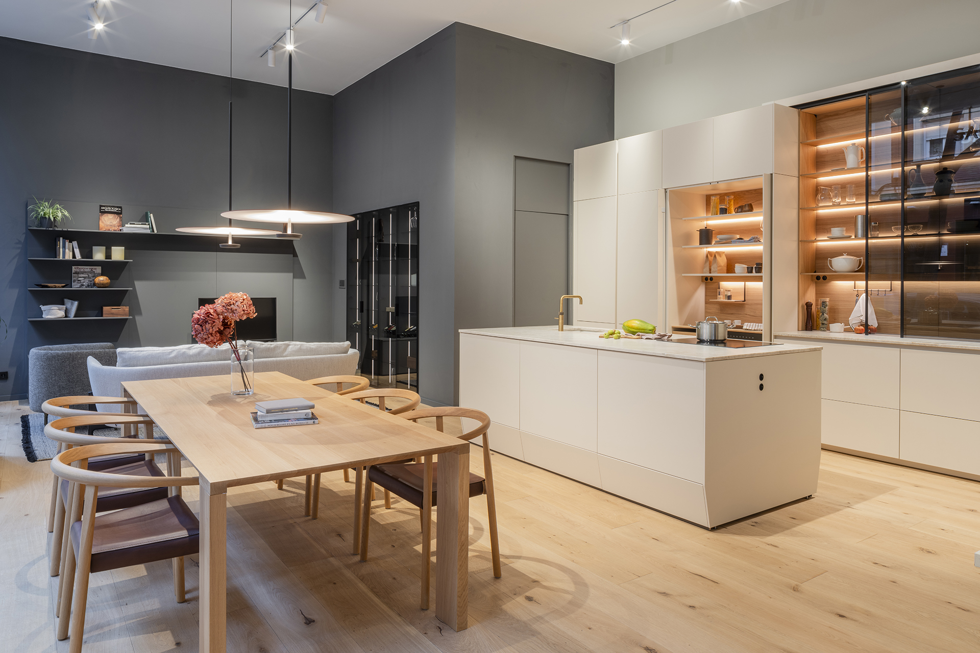 Cocina beige con isla abierta al comedor y sala de estar en la tienda de cocinas Santos en Zaragoza.