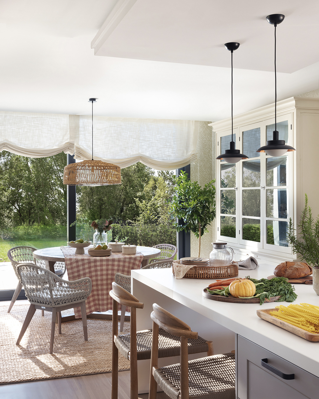 Cocina clásica de diseño atemporal abierta al comedor en un proyecto de Cocinas Santos.