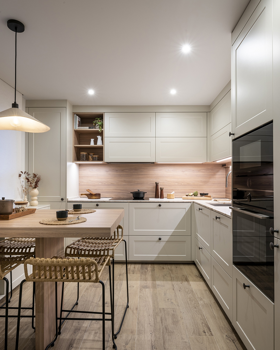 Cocina clásica y atemporal equipada con una barra de madera diseñada por Santos.