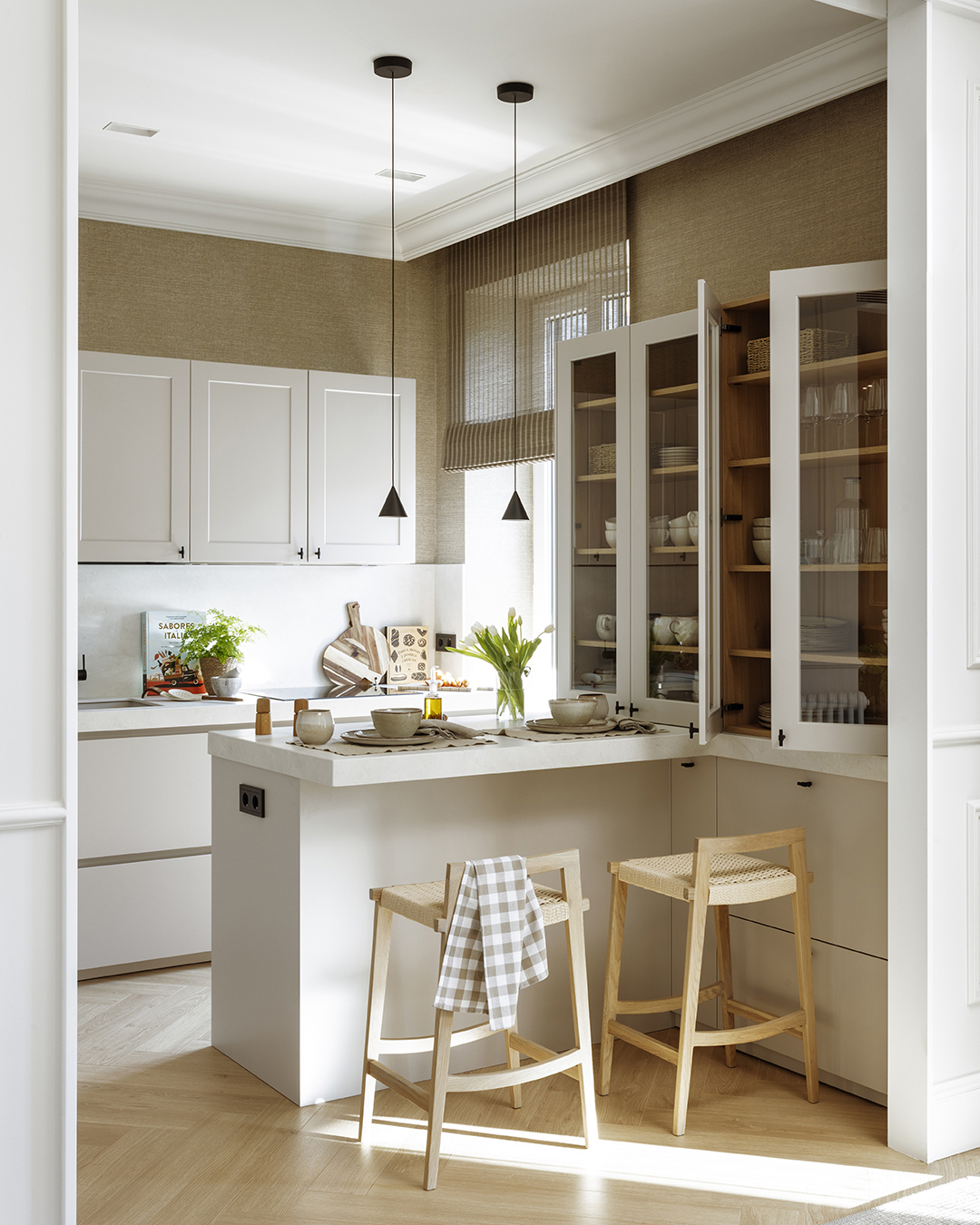 Cozinha clássica de design intemporal da Santos com península.