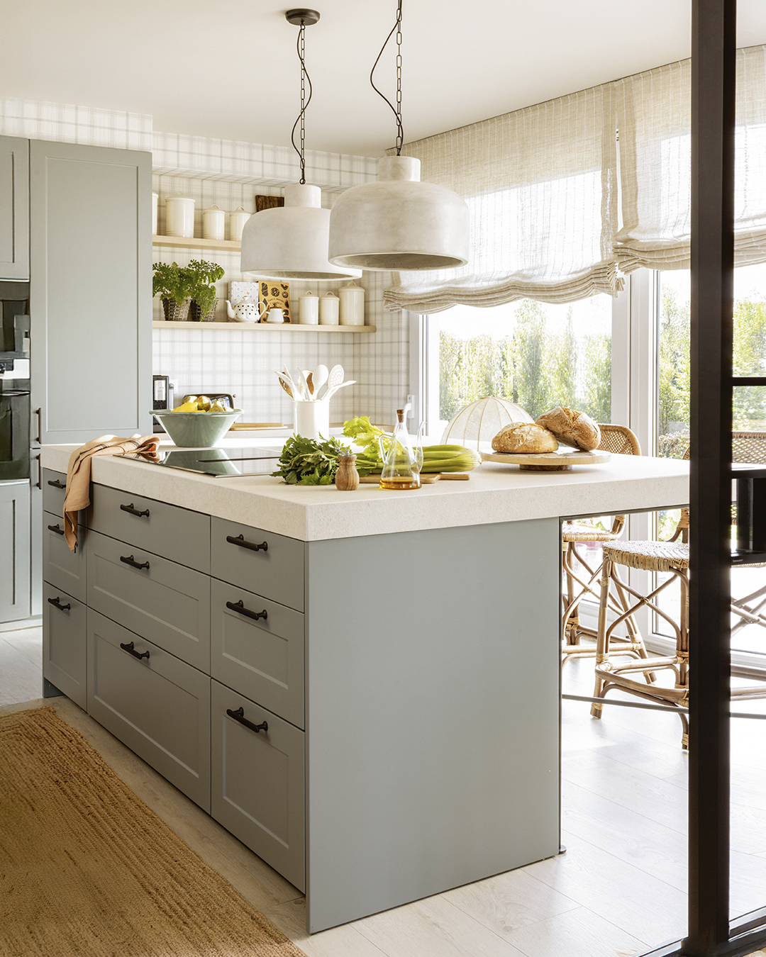 Cocina clásica con isla central diseñada por Cocinas Santos.