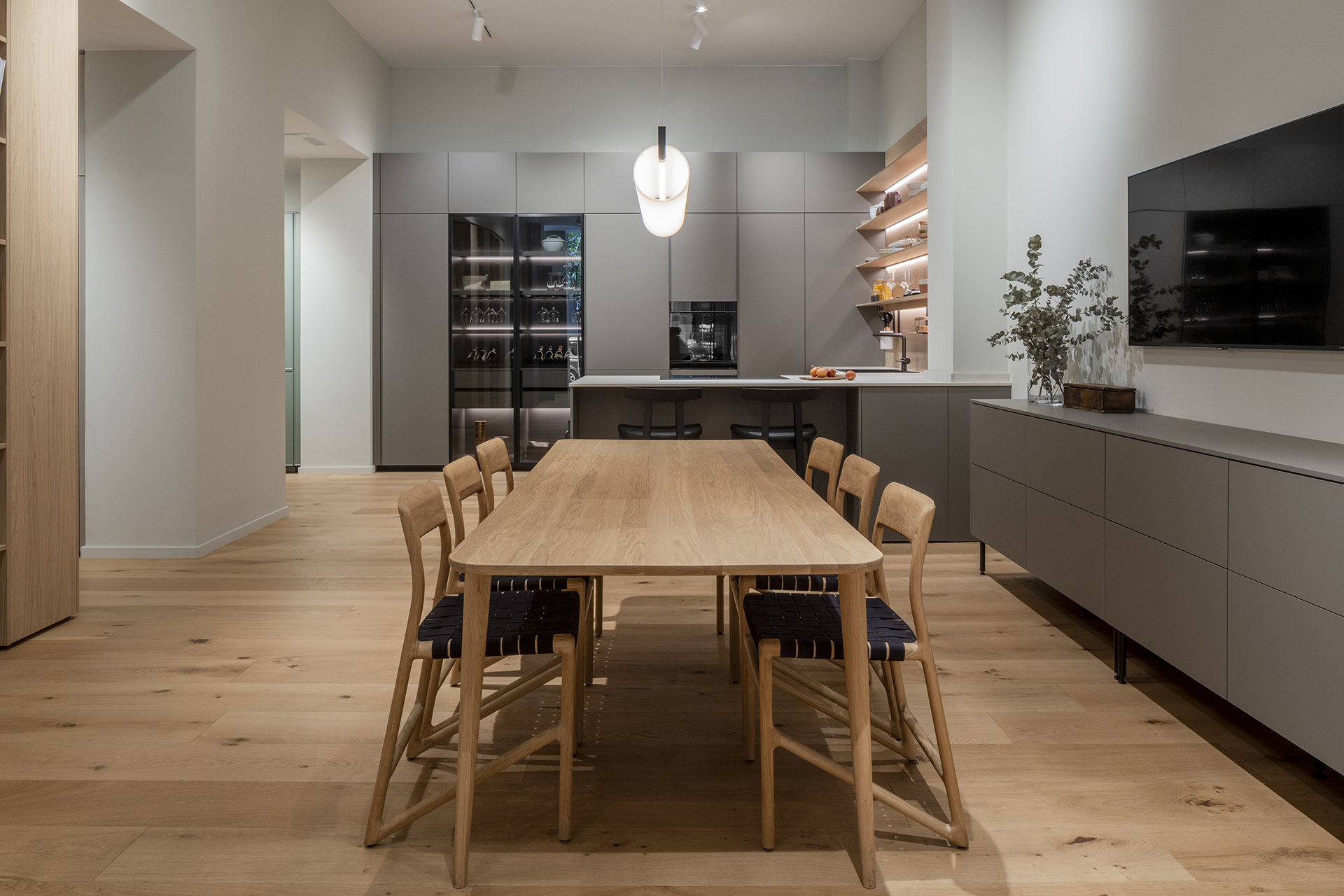 Cocina gris abierta al comedor en el showroom de cocinas Santos en Zaragoza.