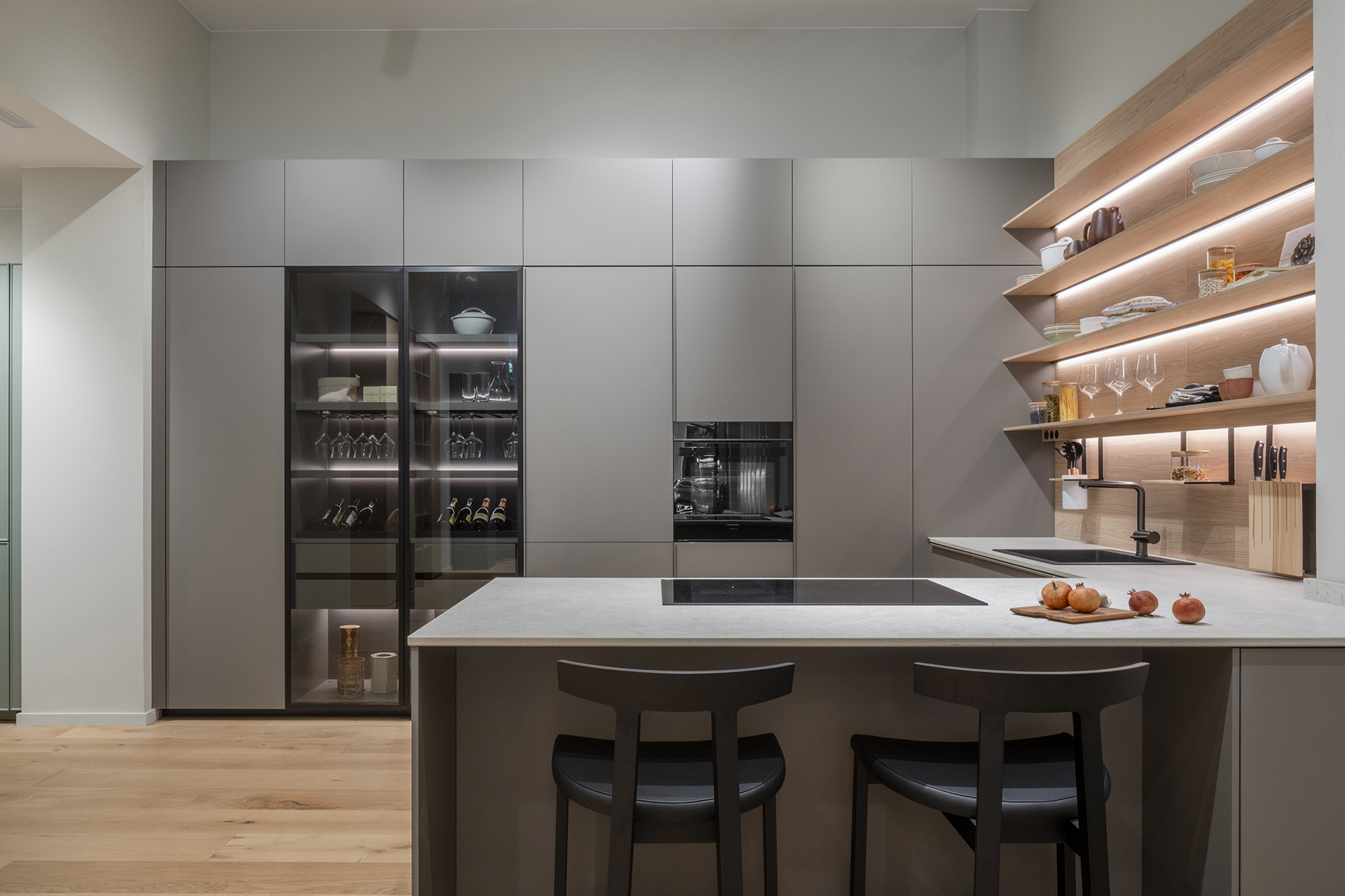Cocina gris con distribución en U en la nueva tienda de Santos en Zaragoza.