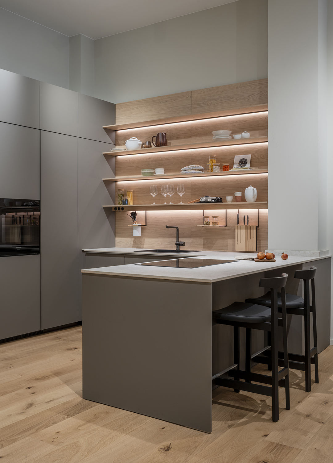Cocina gris con península y barra en la nueva tienda de Santos en Zaragoza.