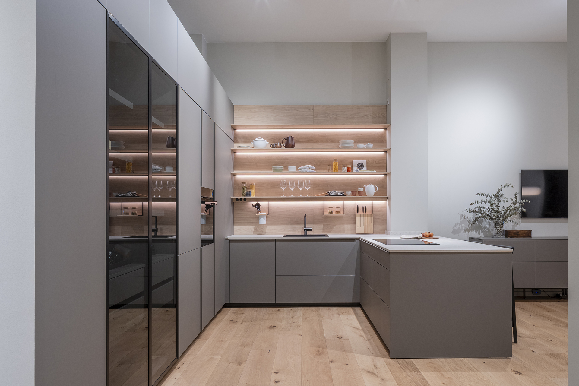 Cocina gris con península en la nueva tienda de Santos.