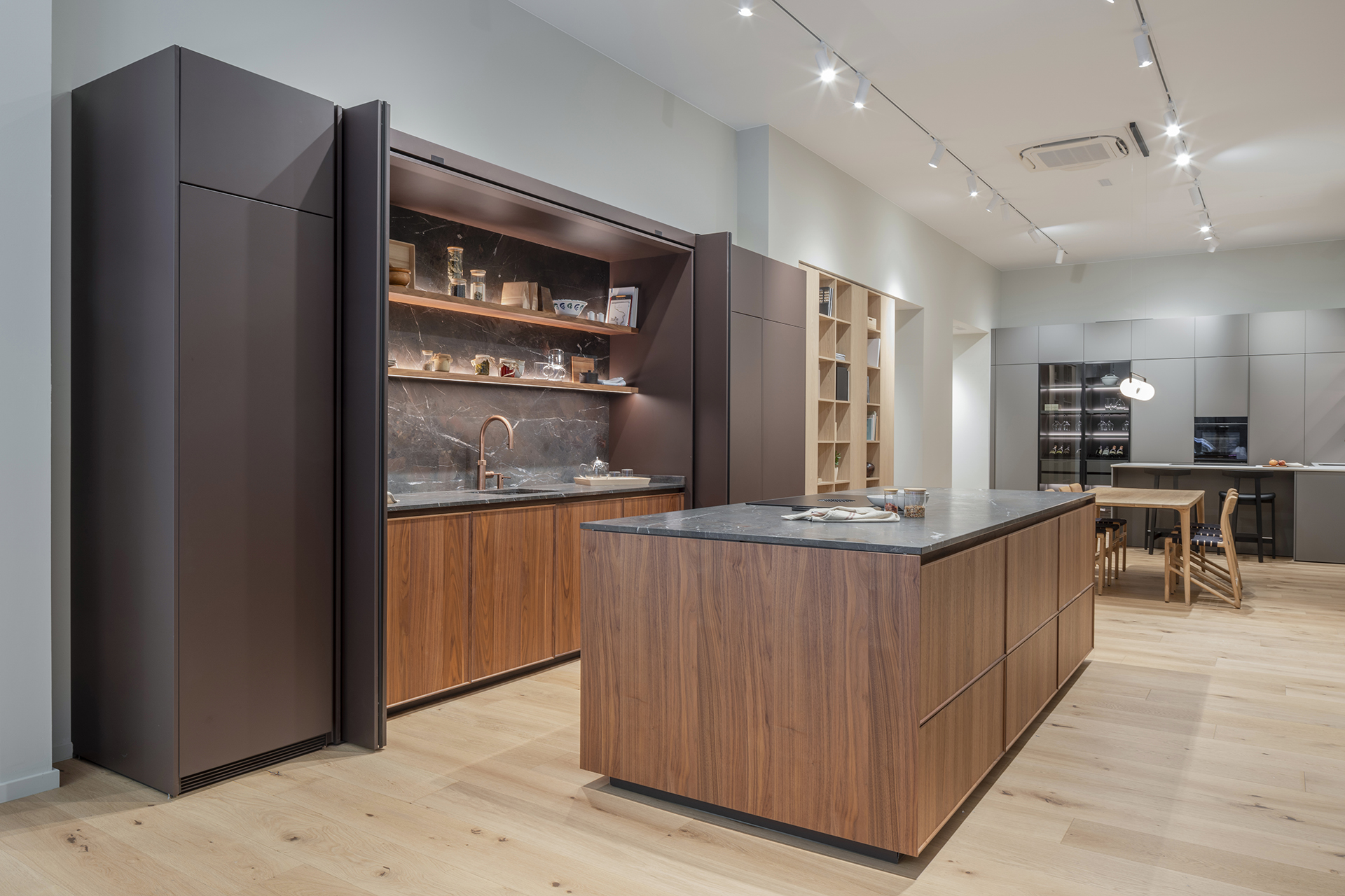 Cocina de madera con isla en la tienda de cocinas Santos en Zaragoza.