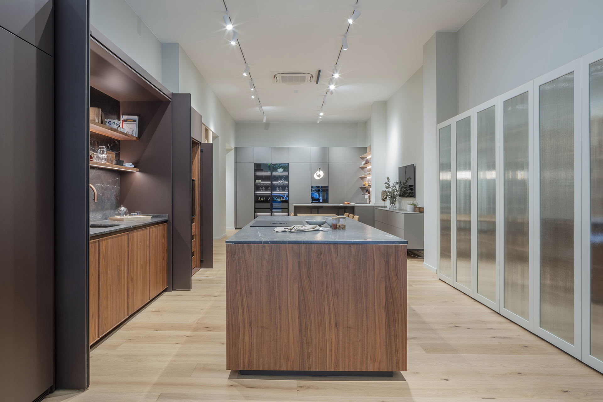Cocina en madera en la nueva tienda de cocinas Santos en Zaragoza.