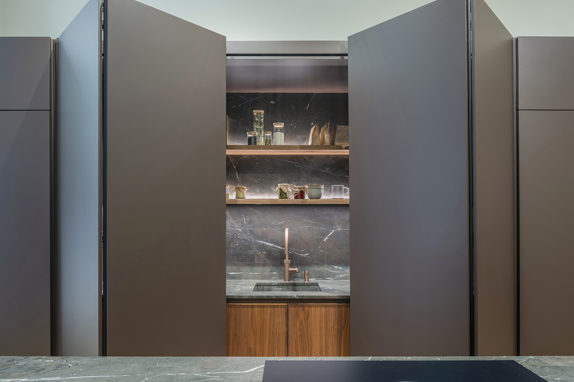 Cocina oculta tras puertas escamoteables en la tienda de Santos en Zaragoza.