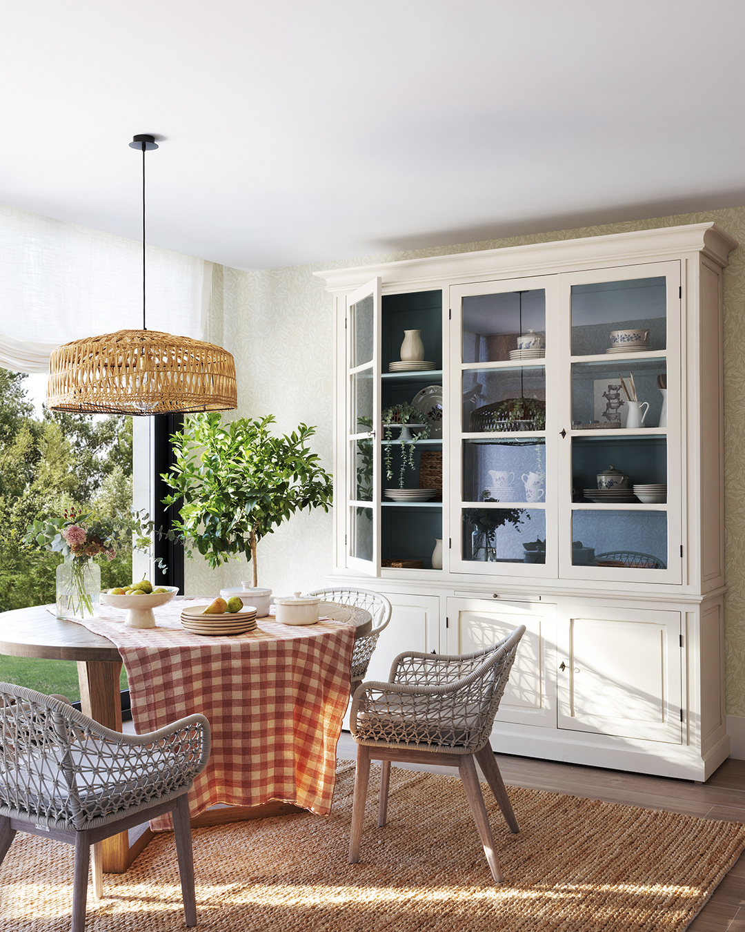 Zona de comedor en una cocina clásica diseñada por Santos.