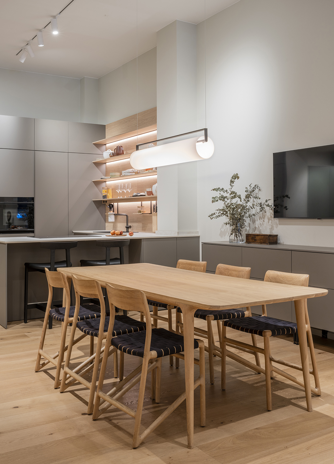 Zona de comedor junto a una cocina gris en la tienda de Santos en Zaragoza.