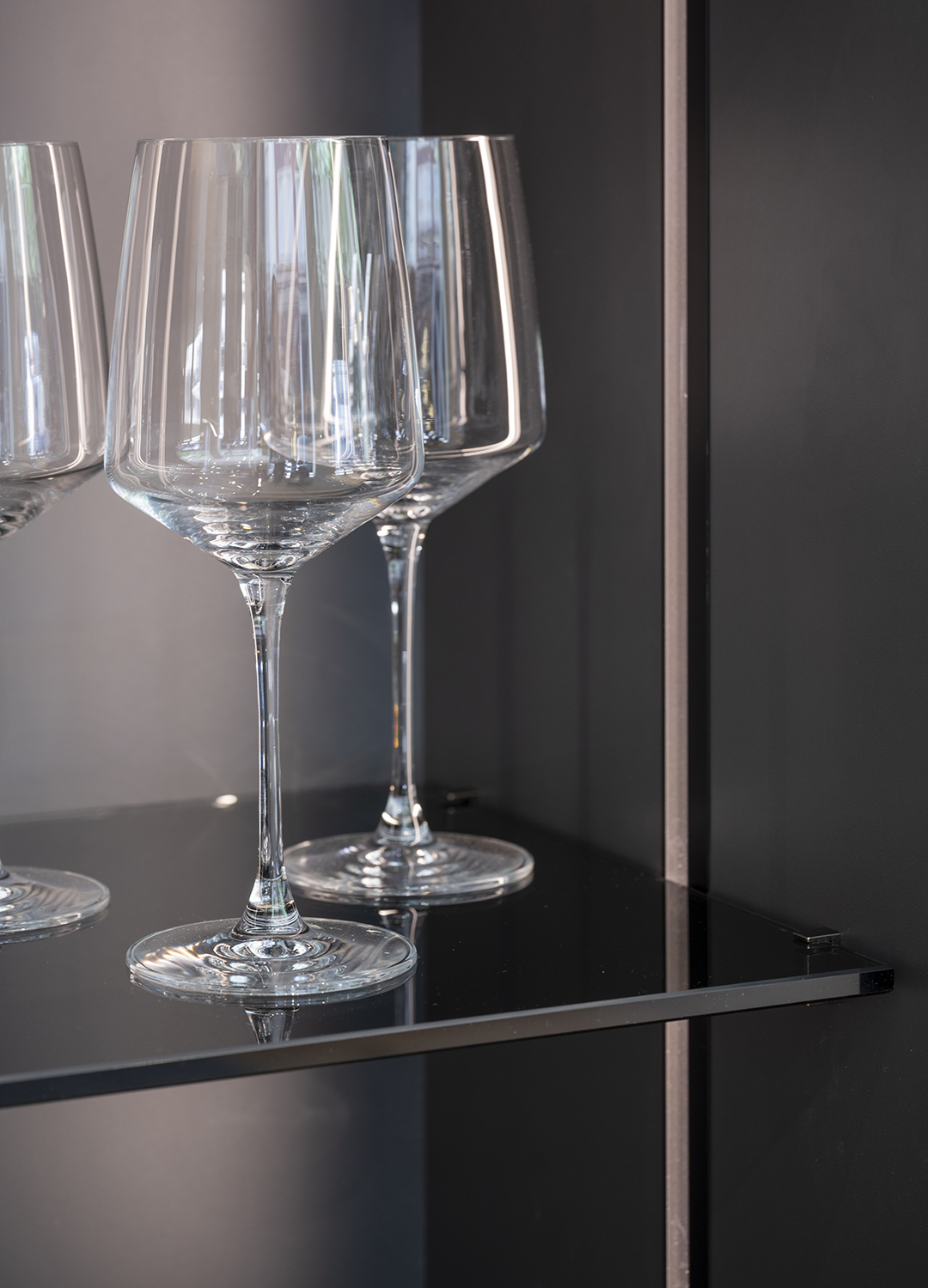 Copas de cristal sobre un estante en una vitrina de la tienda de cocinas Santos en Zaragoza.