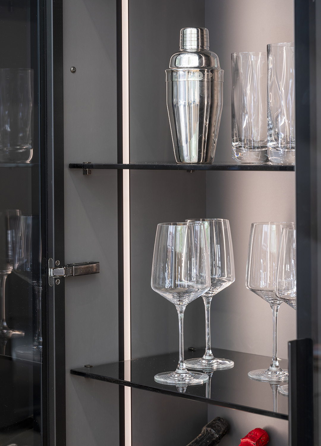 Detalle de copas y vasos en una vitrina de la tienda de cocinas Santos en Zaragoza.