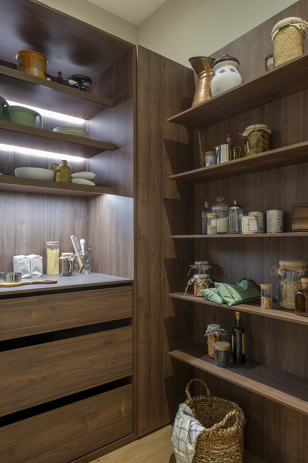 Despensa con muebles y cajones en madera en la nueva tienda de Santos en Zaragoza.