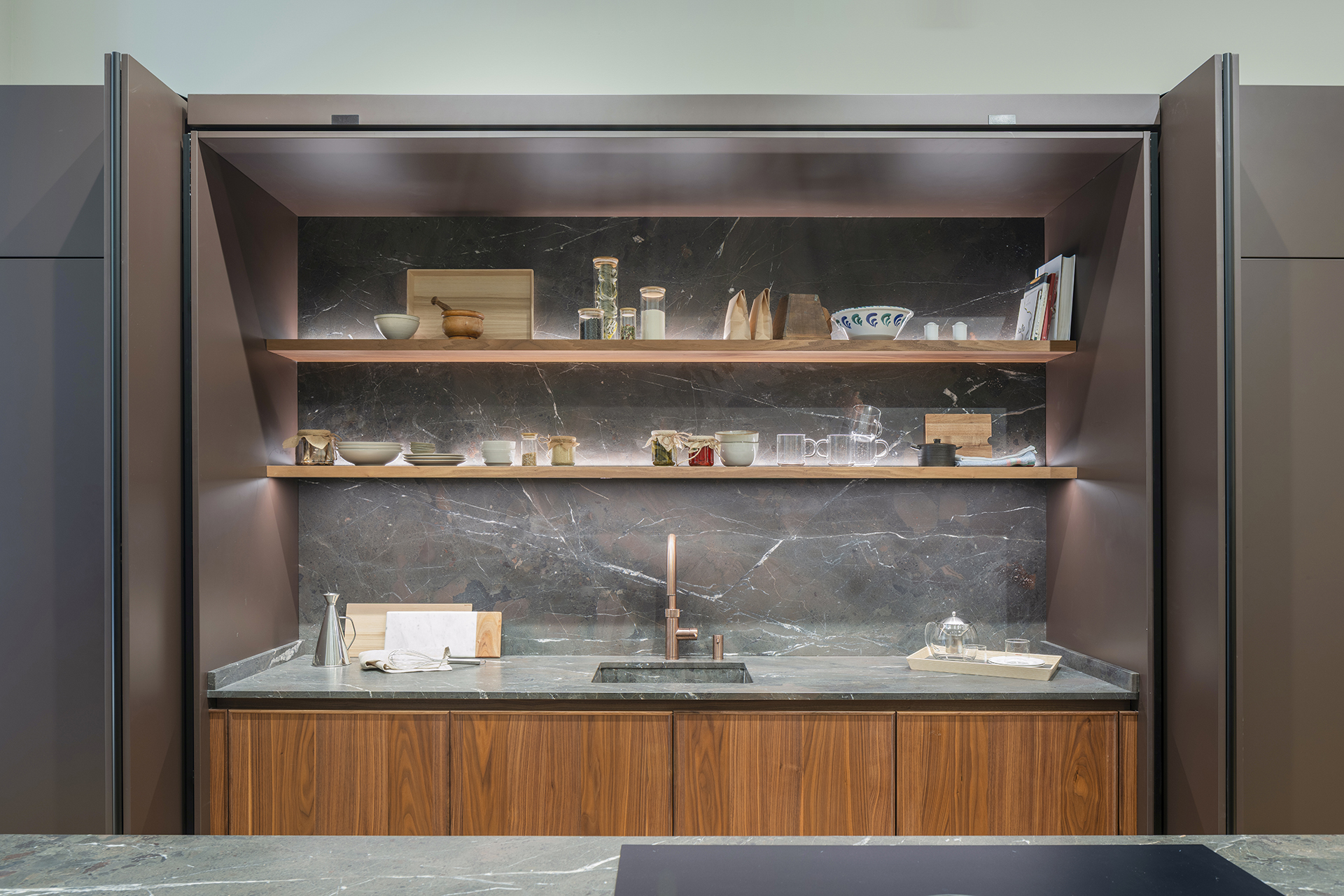 Encimera y fregadero una cocina del showroom de Santos en Zaragoza.