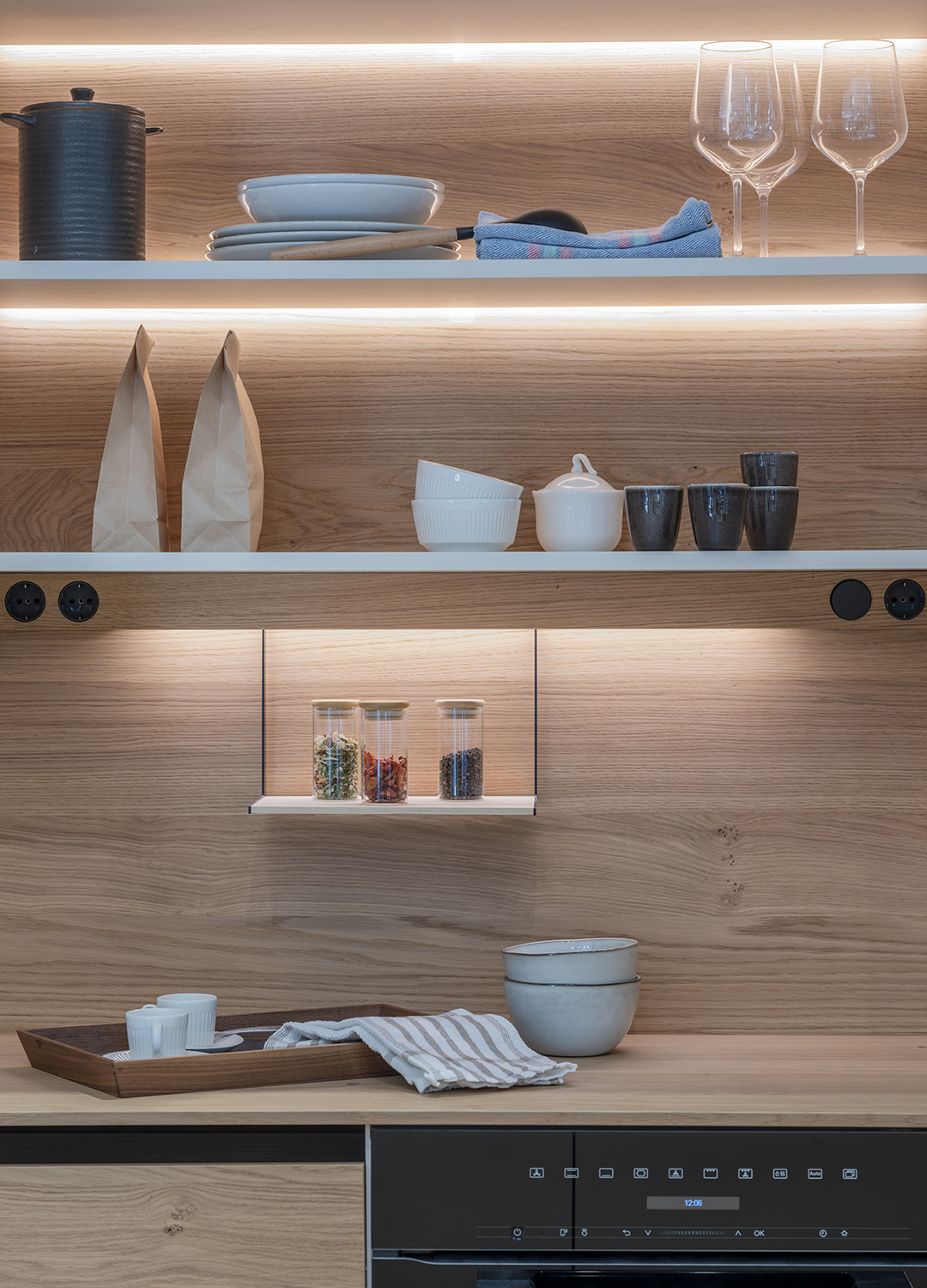 Detalle de encimera de madera y estanterías en la nueva tienda de cocinas Santos en Zaragoza.