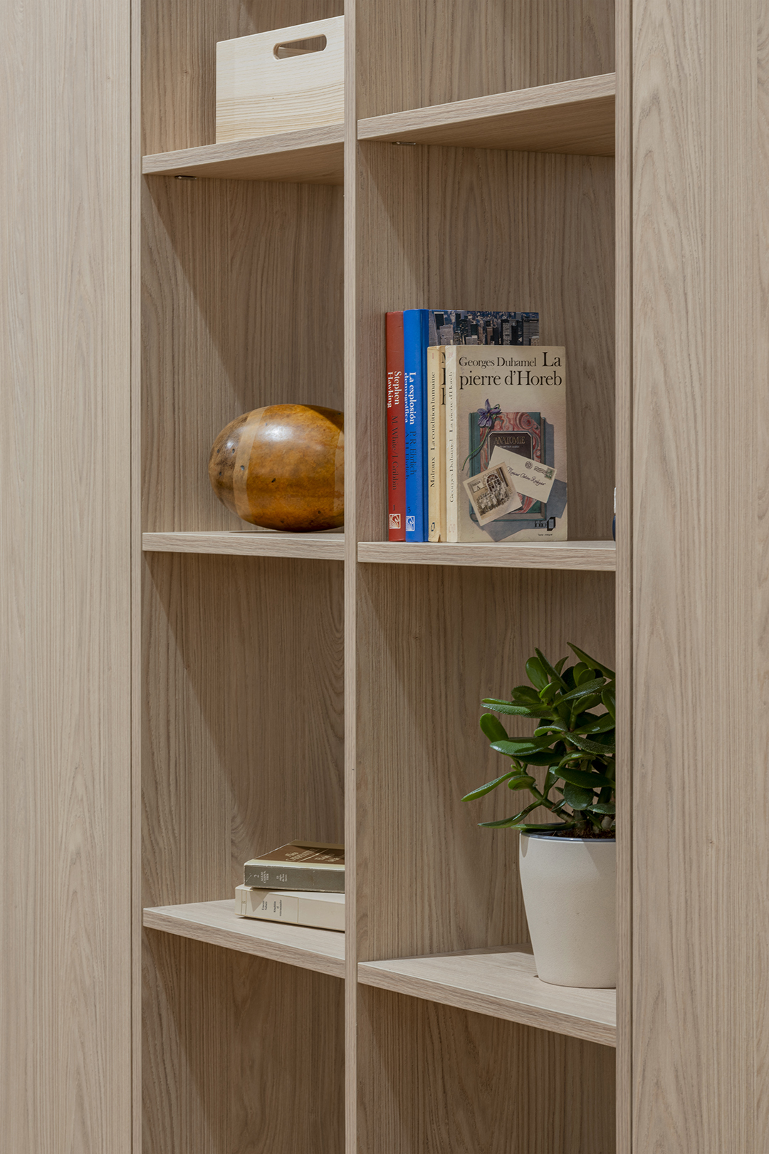 Detalle de estantería de madera en la nueva tienda de cocinas Santos en Zaragoza.