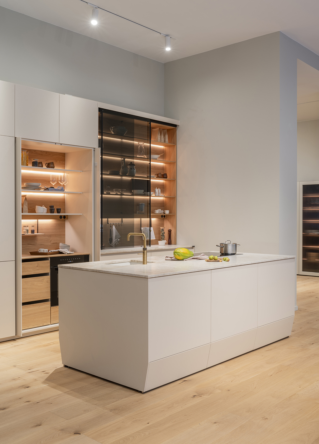 Isla de cocina con cajones zócalo en el nuevo showroom de cocinas Santos en Zaragoza.