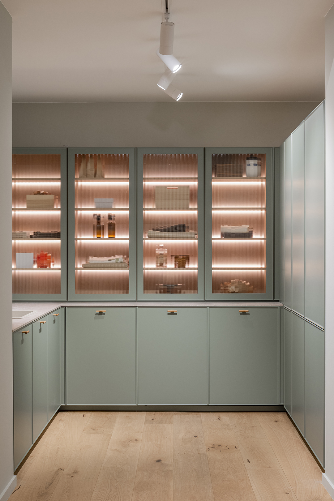 Zona de lavandería con muebles verdes de cocinas Santos en Zaragoza.