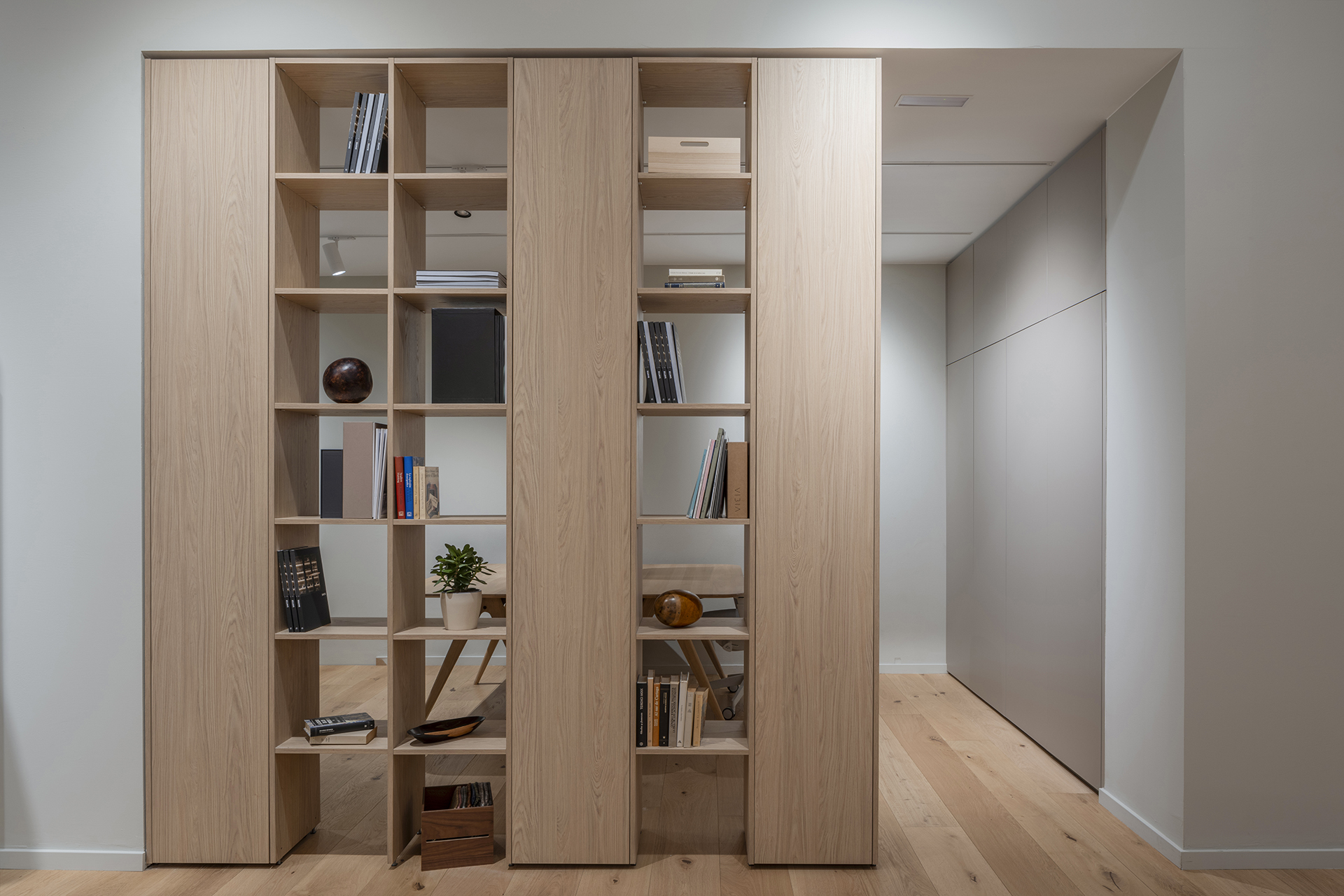 Librería en madera en el nuevo showroom de cocinas Santos en Zaragoza.